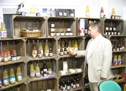 В.Костенко оглядає зразкти продукції фірми Flevosap